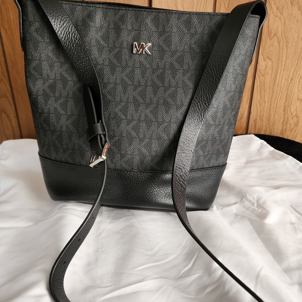 Michael Kors Willie Medium Logo & Leather Messenger Bucket Bag